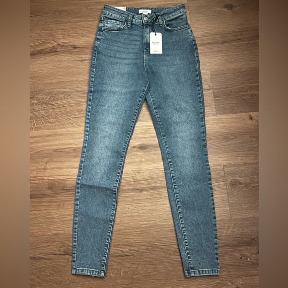 Forever 21 Women’s Skinny Jeans Size Medium - Picture 1 of 8